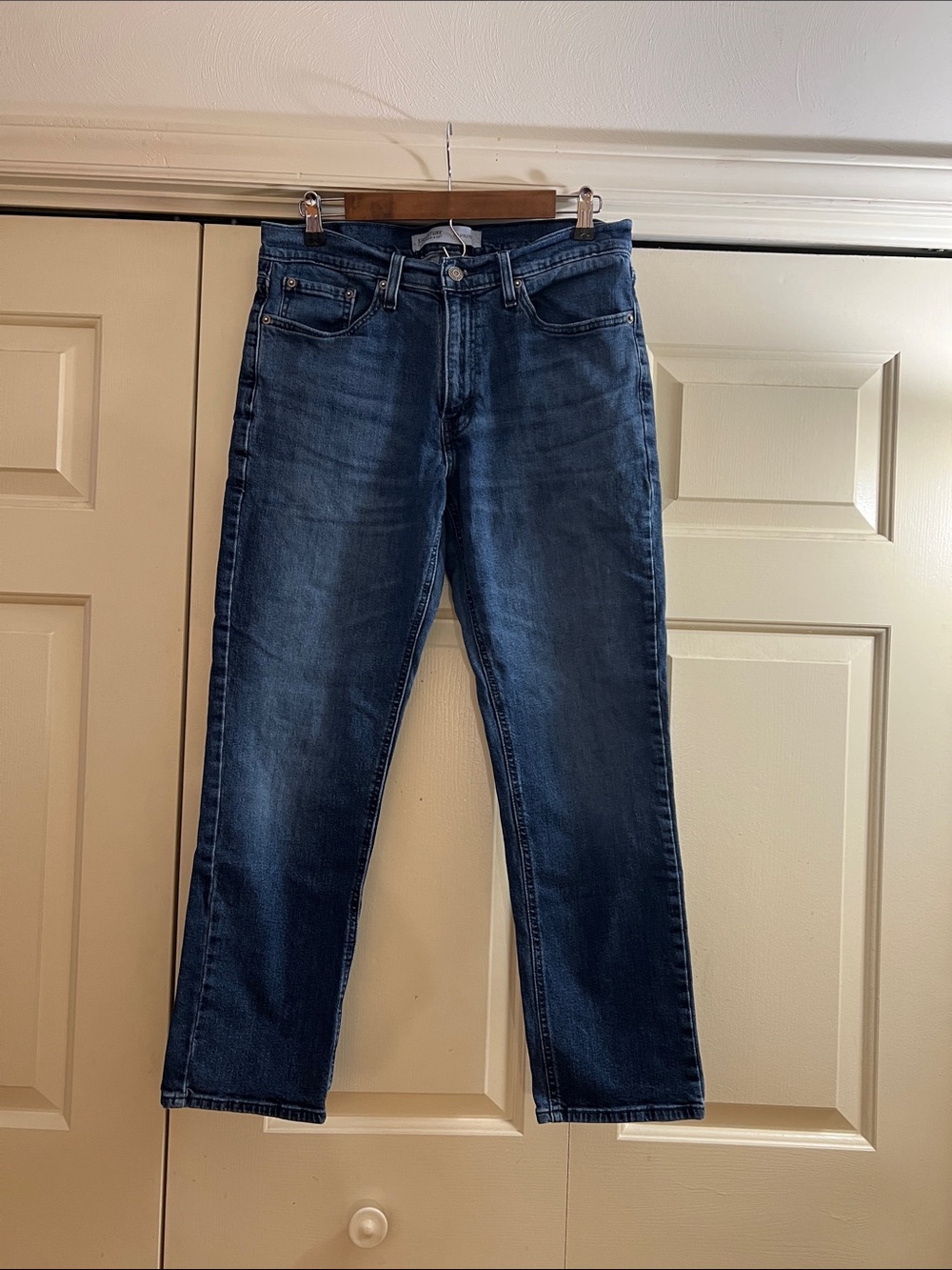 Levi's Signature S67 Athletic Straight Jeans in Medium Wash